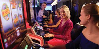 Kombinasi kartu Royal Flush dan Straight Flush dalam poker